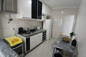 Frigorífico, microondas, horno y cafetera o tetera