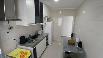 Geladeira, micro-ondas, fogão, cafeteira/chaleira