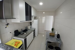 Frigorífico, microondas, horno y cafetera o tetera