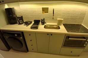 Kühlschrank, Mikrowelle, Ofen, Wasserkocher mit Kaffee-/Teezubehör