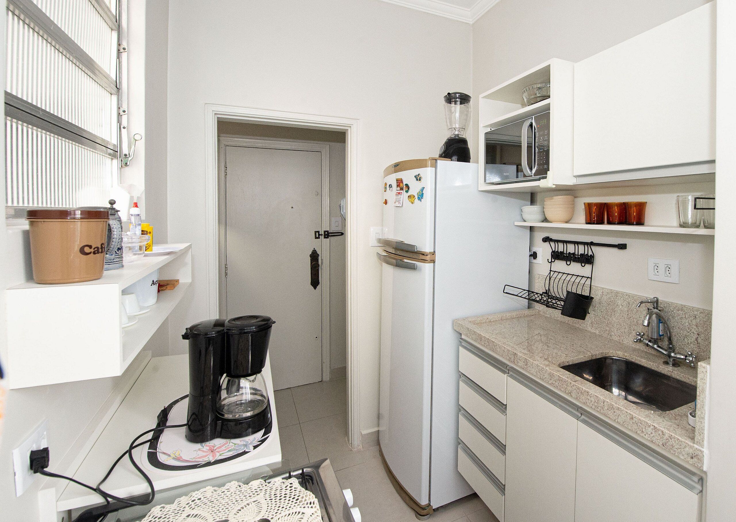 Réfrigérateur, micro-ondes, four, cafetière/bouilloire