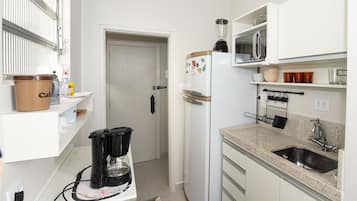 Réfrigérateur, micro-ondes, four, cafetiÚre/bouilloire