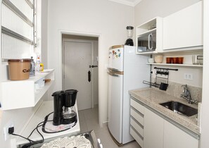 Réfrigérateur, micro-ondes, four, cafetière/bouilloire