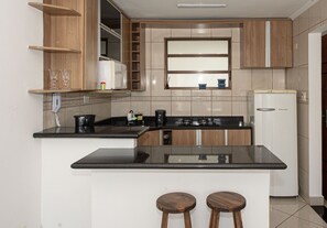 Frigorífico, microondas, cafetera o tetera y utensilios de cocina