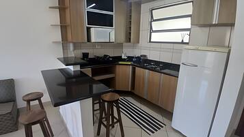 Een koelkast, een microgolfoven, een koffiezetapparaat/waterkoker