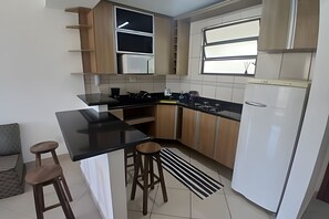 Frigorífico, microondas, cafetera o tetera y utensilios de cocina