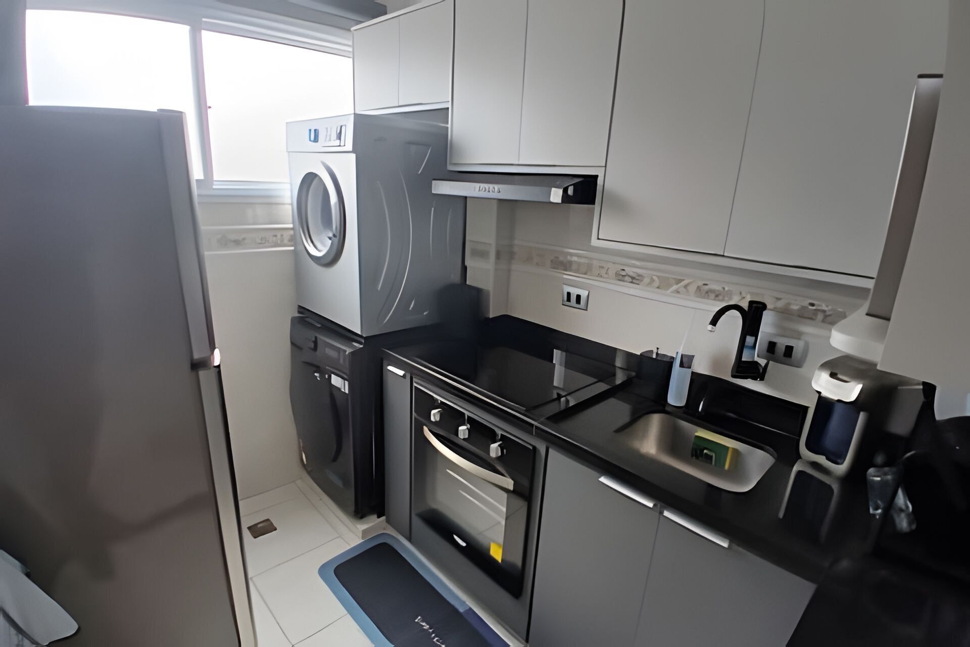 Kühlschrank, Mikrowelle, Ofen, Wasserkocher mit Kaffee-/Teezubehör