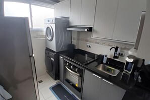 Kühlschrank, Mikrowelle, Ofen, Wasserkocher mit Kaffee-/Teezubehör