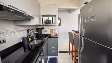 Frigorífico, microondas, horno y cafetera o tetera