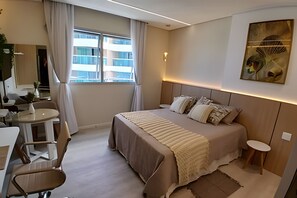 Tabla de planchar con plancha y ropa de cama