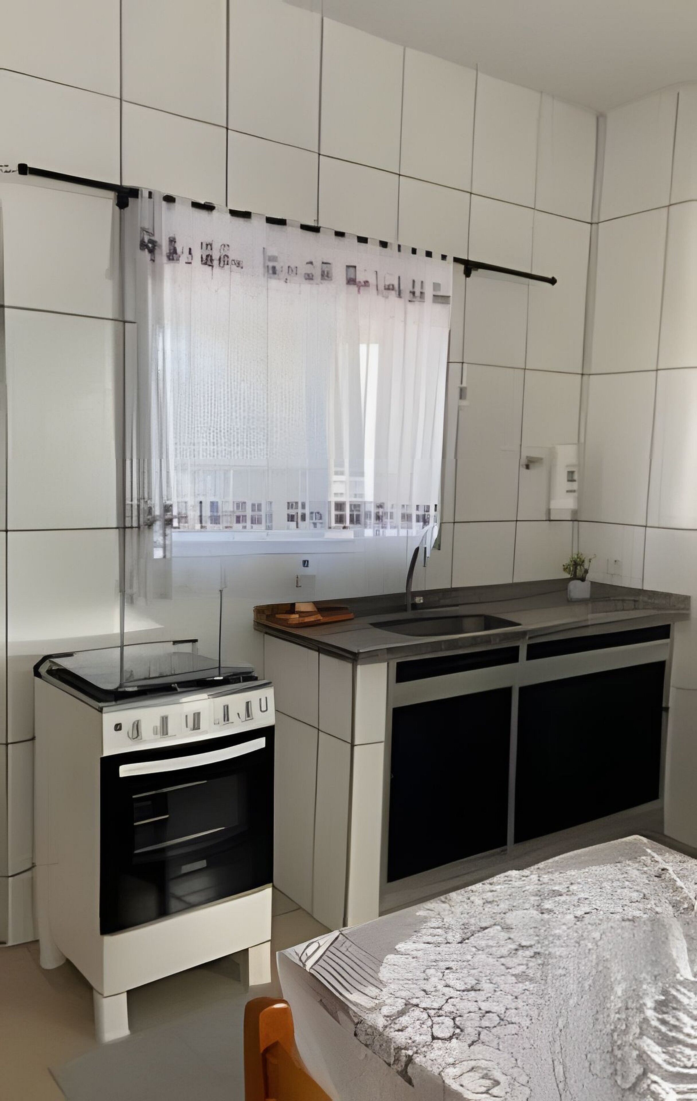 Geladeira, fogão, talheres/pratos/utensílios de cozinha