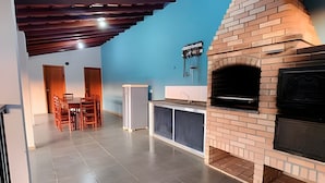Eine moderne Küche mit Backofen, Essbereich mit Stühlen und einer blauen Akzentwand.