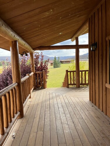 Ranch Bunkhouse - Sleeps Twelve People with River Access