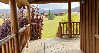 Ranch Bunkhouse - Sleeps Twelve People with River Access