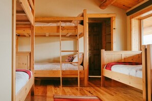 Room - Ranch Bunkhouse - Sleeps Twelve People with River Access (Bondurant)