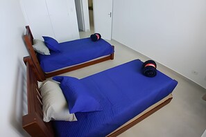 2 quartos, ferros/tábuas de passar roupa