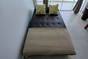 2 habitaciones y tabla de planchar con plancha 