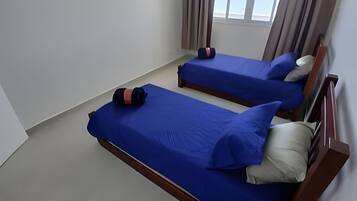 2 quartos, ferros/tábuas de passar roupa