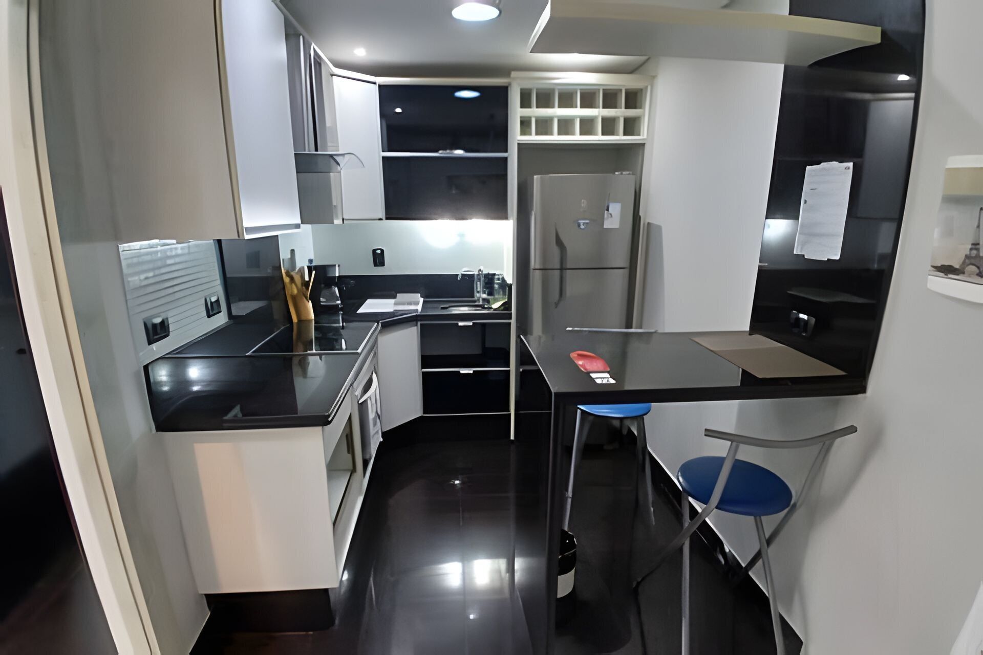 Frigorífico, horno y utensilios de cocina