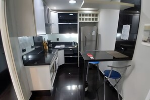 Frigorífico, horno y utensilios de cocina