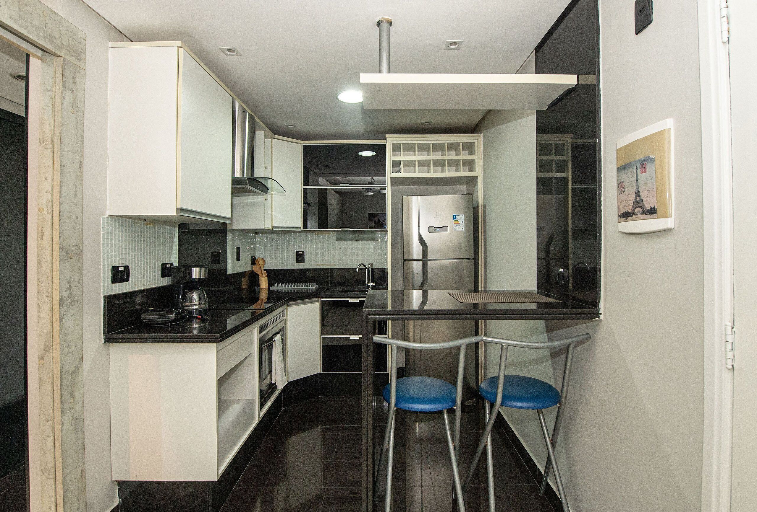 Réfrigérateur, four, batterie de cuisine, vaisselle et ustensiles