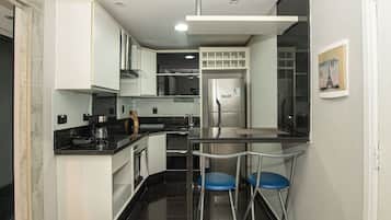 Réfrigérateur, four, batterie de cuisine, vaisselle et ustensiles