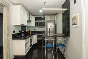 Kjøleskap, ovn og kjøkkenutstyr