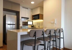 Fridge, microwave, oven, stovetop - w* | Lovely 2BR w/ Balcony  in Miraflores (Miraflores)