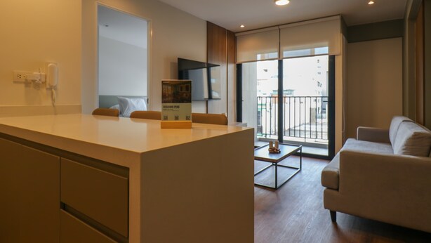 Uma sala de estar moderna com sofá, mesa de centro e televisão.