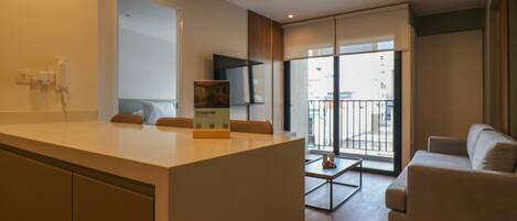 Una televisión, una oficina