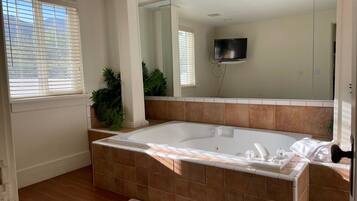Deluxe Suite | Bathroom | Hair dryer, towels, soap, shampoo