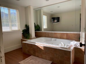 Deluxe Suite | Bathroom - Old Rock Church Bed and Breakfast  (Providence)