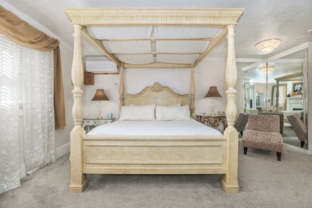 Escritorio, espacio para trabajar con laptop y wifi gratis . Old Rock Church Bed and Breakfast