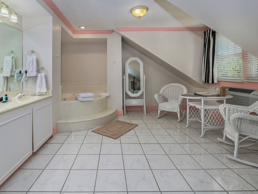 Comfort Room, Mountain View | Interior