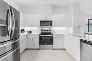 Private kitchen - Charming 3-bedroom house in peaceful Ave Maria with AC and gym (Ave Maria)