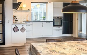 Réfrigérateur, four à micro-ondes, surface de cuisson, lave-vaisselle