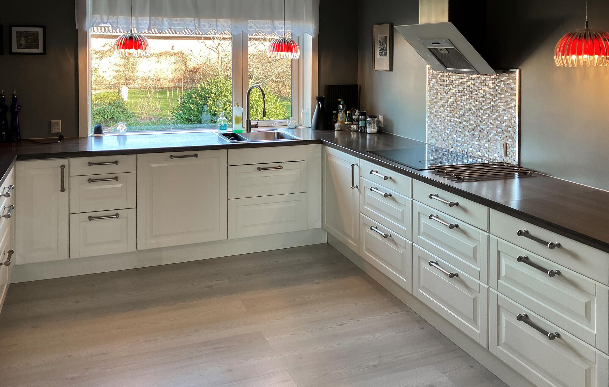 Refrigerador, parrilla de estufa, lavavajillas y cafetera y tetera 