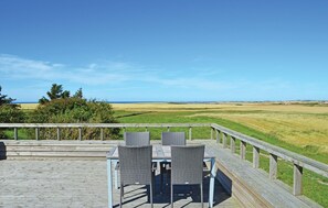 Outdoor dining - Amazing home in Lemvig with sauna (Lemvig)