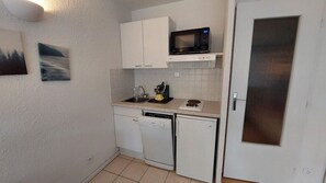 Wasserkocher mit Kaffee-/Teezubehör, Kühlschrank, Mikrowelle, Ofen
