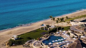 A resort with a pool, beach, and palm trees. - Golf & Beach Club Villa | Perfect for Families (Ciudad de los cabos)
