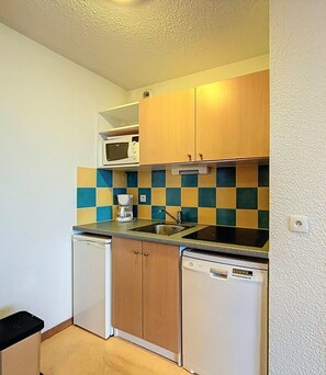 Wasserkocher mit Kaffee-/Teezubehör, Kühlschrank, Mikrowelle