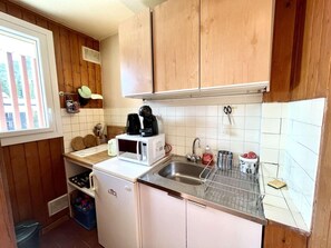 Wasserkocher mit Kaffee-/Teezubehör, Kühlschrank, Mikrowelle, Ofen