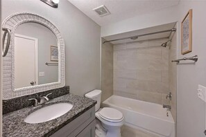 Towels, soap, toilet paper - Find your Zen!  A peaceful, 1-bedroom condo, modern decor, convenient location! (Sarasota)