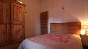 Unclassified image, 4 of 15, button - 2nd floor, balcony, tv, ski locker, 50m², Alpe d'Huez (L'Alpe d'Huez)