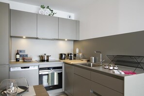 Private kitchen - Ski-in/ski-out & foot of the slopes, fitness, swimming pool, sauna, hammam, terrace, tv, ski locker (Huez)