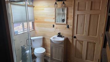 Toallas, jabón, papel de baño