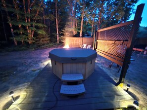 Outdoor spa tub - Bear Necessity Cabin Melstrand, MI (Shingleton)