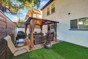 Terrace/patio - Clean and elegant 2-bedroom back house in tranquil Glendale with AC (Glendale)