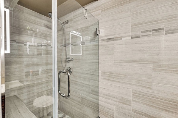 Shower, hair dryer, towels, soap - Clean and elegant 2-bedroom back house in tranquil Glendale with AC (Glendale)