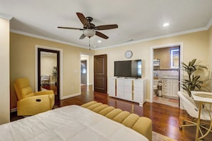 2 bedrooms, desk, iron/ironing board, free WiFi - Clean and elegant 2-bedroom back house in tranquil Glendale with AC (Glendale)